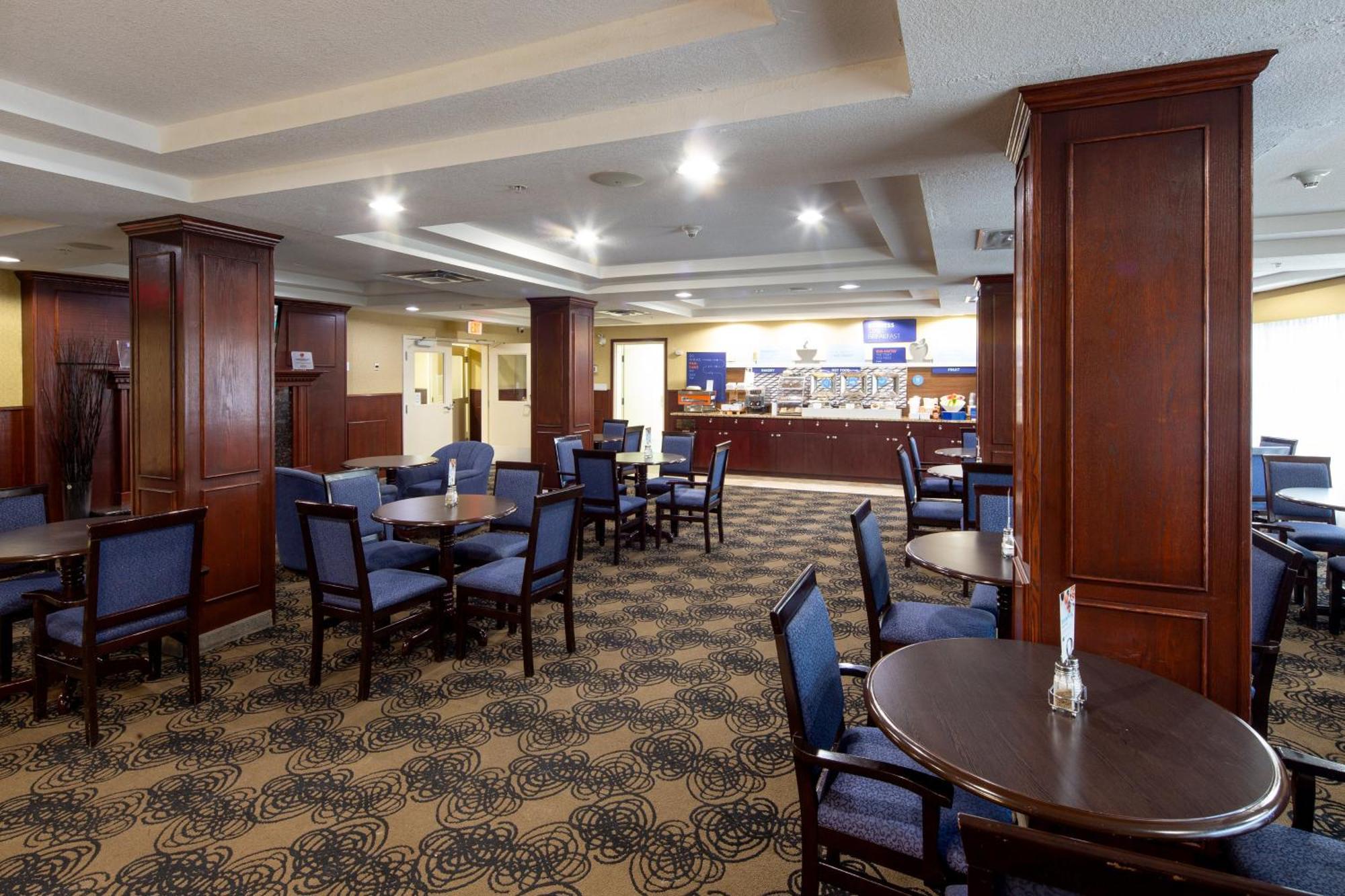 Holiday Inn Express Hotel & Suites Edson By Ihg Exterior foto
