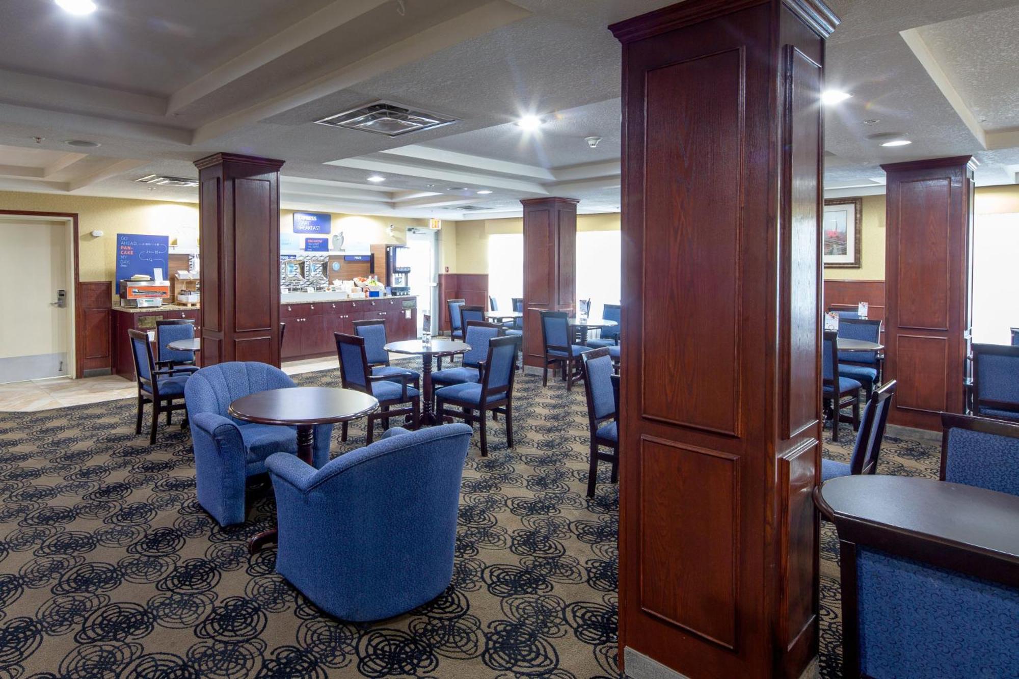 Holiday Inn Express Hotel & Suites Edson By Ihg Exterior foto